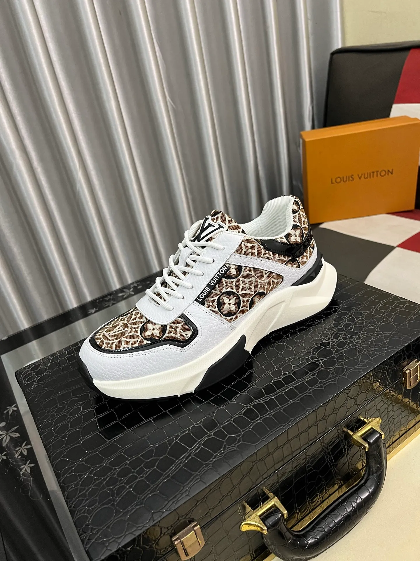 Men's shoes 💰458⌚️⌚️【LOUlS VUlTTON】Louis Vuitton ~ unique and casual style. LV counter purchasing 🏃casual shoes😍😍 are on sale at the men's counter at the same time. Italian imported brands select top-layer Italian cowhide. 🐑Sheepskin lining (refuses to discolor and grind feet) Sole: Original sole specially provided by the original factory 🎬Better in kind Code number: 38-444⃣️Color selection